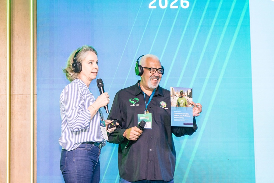 Valéria Michel, da Tetra Pak, e Carioca, da Rede Sul, apresentam o Guia Prático durante evento de sustentabilidade