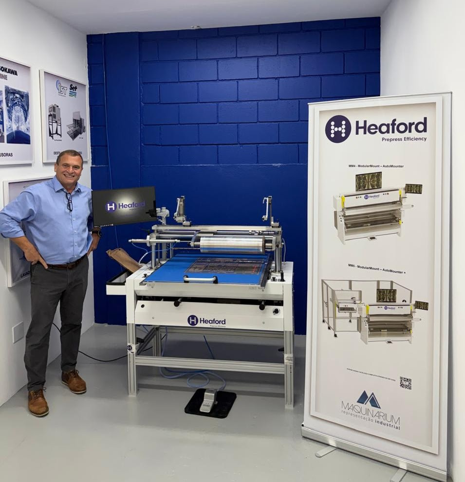 Visualizar no navegador Olá. Tenho o prazer de compartilhar com vocês as últimas notícias da Heaford, especialista em pré-impressão flexográfica, e de sua parceira no Brasil, a Maquinarium. Veja mais detalhes abaixo. Caso tenha alguma dúvida ou precise de informações adicionais, entre em contato comigo diretamente pelo e- mail david.pittman@thinkb2bmarketing.com . Agradeço antecipadamente pela cobertura desta notícia interessante. David Pittman Gerente de Contas Sênior Pense em marketing B2B +44 (0) 7920143853 COMUNICADO DE IMPRENSA 13 de julho de 2026 Maquinarium instala sistema de montagem de chapas flexográficas Headford FTS no Brasil. A Maquinarium, distribuidora de máquinas e equipamentos industriais, instalou com sucesso uma montadora de chapas flexográficas Heaford FTS no Brasil, que agora está disponível para demonstrações à comunidade de impressão de rótulos do país. A Maquinarium e a Heaford são parceiras no Brasil há uma década . A Maquinarium foi fundada em 2016 e a Heaford foi uma das primeiras empresas com as quais começou a trabalhar. Desde então, a Maquinarium tem apoiado com sucesso a fabricante britânica de soluções de pré-impressão flexográfica no Brasil e apresentado às gráficas do país o conjunto de soluções da Heaford, como ModularMount e FTS. A FTS utiliza um design patenteado e é reconhecida como a montadora mais rápida do mercado. É a opção ideal para convertedores de banda estreita que buscam um processo rápido e repetível, que ofereça eficiência e precisão. O sistema FTS oferece uma opção de montagem de chapas prática e fácil de usar. Com a chapa posicionada plana sobre uma mesa, a montagem é muito simples para o operador, com alto grau de precisão e rapidez. O FTS também está preparado para o futuro, com diversas opções de adaptação para aumentar a eficiência e suportar a aquisição de novas impressoras de diferentes fabricantes. O CEO da Maquinarium, Fernando Albuquerque, afirmou: “Essa tecnologia tem sido fundamental para o crescimento de nossos negócios e da indústria flexográfica de banda estreita no Brasil na última década. “Poder demonstrar essa tecnologia diretamente para clientes potenciais e atuais é um grande benefício para nós e para as gráficas no Brasil. Aguardamos com expectativa a visita da comunidade flexográfica brasileira às nossas instalações em São Caetano do Sul, São Paulo.” O sistema FTS da Maquinarium foi apresentado recentemente aos participantes do evento Flexo & Labels em São Paulo, no final de maio. Nick Vindel, Gerente de Vendas Internacionais da Heaford, esteve presente no evento para apoiar a Maquinarium. Ele afirmou: “O Brasil é um mercado enorme e em constante crescimento. Apresenta os sinais de crescimento mais fortes da região. Já temos diversas instalações do FTS no Brasil em grandes convertedores de rótulos, incluindo MCC, All4Labels, Grif e Soft Color, para citar alguns. Constatamos que os clientes que experimentam o FTS em primeira mão e permitem que seus operadores vivenciem a facilidade de uso, a rapidez de montagem e a precisão do sistema são fatores muito importantes no processo de compra.” A tecnologia FTS também está se tornando cada vez mais popular para a produção de embalagens flexíveis estreitas, um segmento que continua a crescer em ritmo acelerado. Diversas instalações de FTS na região atendem a essa demanda, com larguras de bobina na faixa de 90 a 1150 mm. “Isso torna importante termos um parceiro confiável na região. A Maquinarium oferece não apenas uma equipe de vendas, mas também assistência técnica local, o que é uma expectativa no Brasil.” “Temos orgulho de considerar a Maquinarium parte da família Heaford, Fernando um amigo, e esperamos trabalhar com eles por muitos anos”, declarou Nick. Saiba mais sobre a Maquinarium em maquinarium.com.br Descubra a solução da Heaford em jmheaford.com FIM [358 palavras] Fernando Albuquerque, CEO da Maquinarium